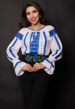 Ie traditionala din bumbac alba cu broderie albastra cu motive geometrice imagine