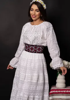 Ie traditionala din bumbac Steluta cu simbolul fulgului de nea cusut cu fir argintiu imagine