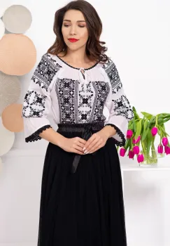 Ie traditionala din bumbac Vera cu broderie florala neagra si maneca trei sferturi imagine