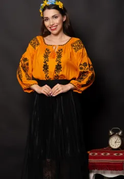 Ie traditionala galbena din vascoza Lena cu flori brodate imagine