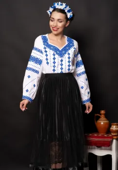 Ie traditionala Lacramioara alba cu broderie albastra cu motivul rombului imagine