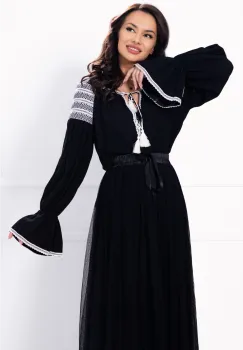 Ie traditionala neagra cu broderie alba imagine