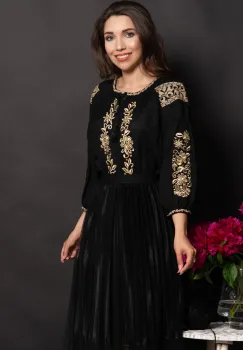 Ie traditionala neagra din vascoza Lena cu flori brodate imagine