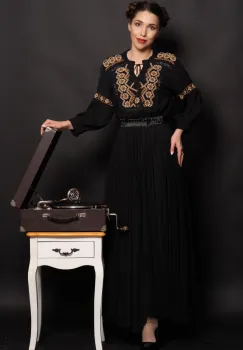 Ie traditionala neagra Larisa brodata cu simbolul rombului imagine