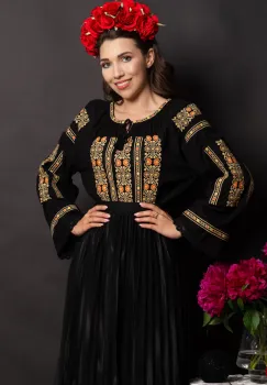 Ie traditionala neagra Lioara cu maneca clopot si broderie florala imagine