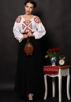 Ie traditionala Pamela cu simbolul rombului si maneci din broderie englezeasca imagine