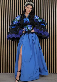 Ie traditionala Rapsodie Albastra cu trandafiri brodati si dantela pretioasa imagine