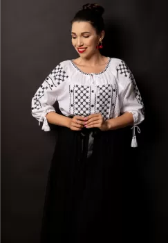 Ie traditionala romaneasca cu broderie alb-negru imagine