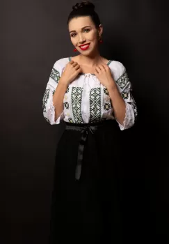 Ie traditionala romaneasca cu broderie verde in simbolul crucii imagine