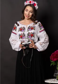 Ie traditionala Sidonia cu maneci perforate si broderie florala imagine