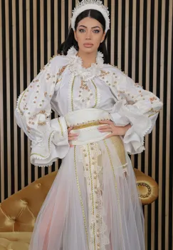 Ie traditionala stilizata Raza de Lumina cu perle aurii imagine