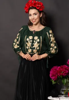 Ie traditionala verde din vascoza Salome cu flori aurii brodate imagine