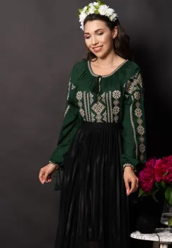 Ie traditionala verde Lenora cu romburi aurii brodate imagine