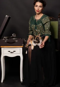 Ie traditionala verde Nadia cu simbolul crucii brodat imagine