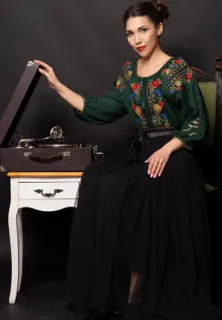 Ie traditionala verde Stefania cu maneci perforate si broderie florala imagine