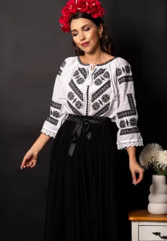 Ie transilvaneana alba din bumbac Briana cu simbolul crucii imagine