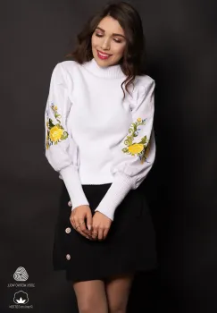 Pulover dama din bumbac alb cu maneci brodate cu trandafiri galbeni imagine