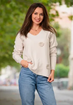 Pulover din tricot fin bej cu flori 3D tricotate imagine