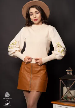 Pulover traditional din bumbac crem cu flori bej si galbene brodate imagine