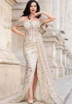Rochie de lux Goddess aurie cu sclipici si trena pe o parte imagine