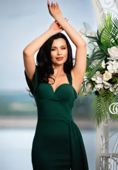 Rochie de nasa lunga Fatima verde cu trena pe o parte imagine