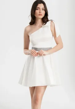 Rochie de ocazie scurta in clos alba cu funda pe umar imagine