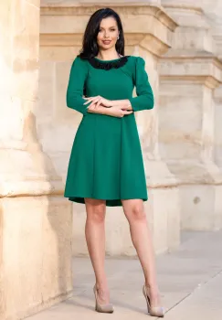 Rochie de ocazie verde evazata cu colier din margele negre imagine