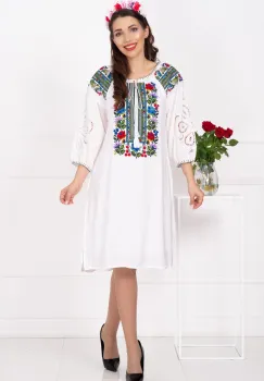 Rochie traditionala alba Aura cu flori brodate si maneci perforate imagine