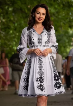 Rochie traditionala alba din bumbac cu broderie neagra Simona imagine