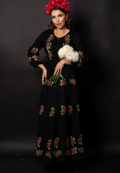 Rochie traditionala Doina Neagra brodata cu trandafiri rosii si galbeni imagine