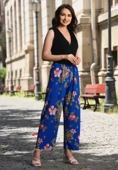 Salopeta casual cu pantalon albastru evazat si imprimeu floral imagine