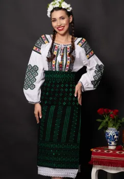 Set catrinta si brau traditional cu broderie verde si simbolul rombului imagine