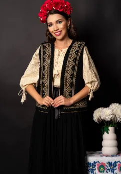 Vesta dama traditionala Aniela neagra cu broderie bej si simbolul rombului imagine
