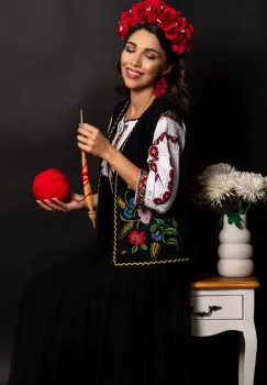 Vesta dama traditionala neagra Georgeta cu maci brodati imagine