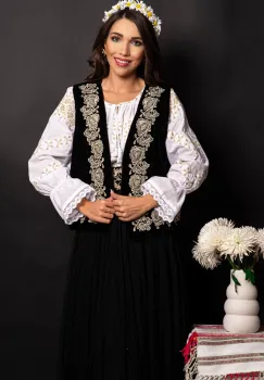 Vesta traditionala Brandusa din catifea neagra cu trandafiri bej brodati imagine