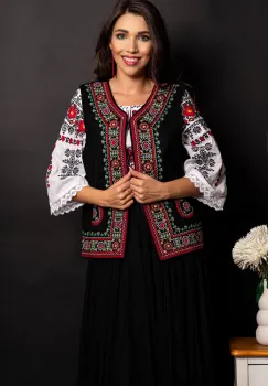 Vesta traditionala neagra Ruxandra brodata cu motivul stelei imagine