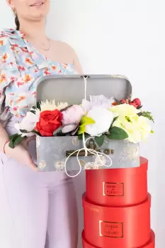 Aranjament floral - Valiza cu Flori Mare 7 imagine