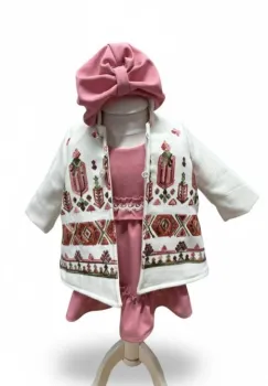 Costum fetita stilizat cu motive traditionale 2 imagine