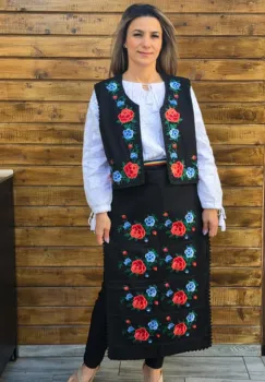 Costum Traditional Vesta si Fote Flori 3 imagine