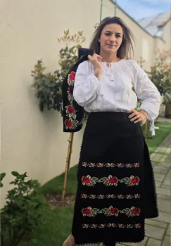 Fote brodate cu model traditional Flori 3 imagine