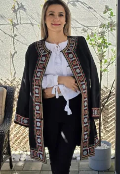 Pardesiu brodat traditional Ioana imagine