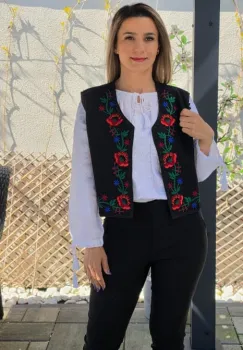 Vesta brodata cu model traditional Flori 3 imagine