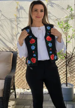 Vesta brodata cu model traditional Flori 4 imagine