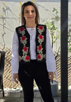 Vesta brodata cu model traditional Flori 5 imagine