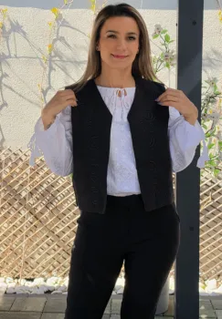 Vesta brodata cu model traditional Flori 6 imagine