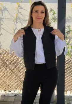 Vesta brodata cu model traditional Flori 6 imagine