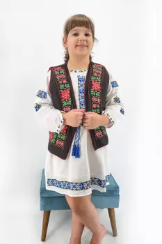 Vesta traditionala fetite imagine