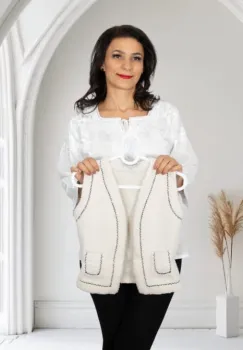 Vesta traditionala fetite Oana 2 imagine