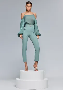 Bluza eleganta cu decolteu drept si bretele din lant imagine