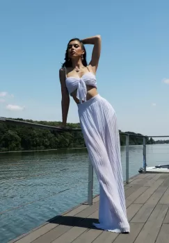 Compleu alb elegant format din top tip corset cu bretele din perle si pantalon clopot imagine